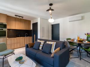 科尔特Apartment Padova T2 sup by Interhome的客厅配有蓝色的沙发和桌子