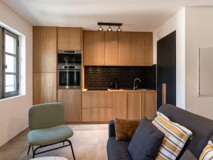 科尔特Apartment Padova T2 sup by Interhome的带沙发的客厅和厨房