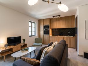 科尔特Apartment Padova T2 sup by Interhome的客厅配有沙发和桌子