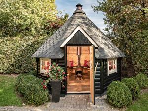 LosserHoliday Home Familieboerderij by Interhome的茅草屋顶的小游戏房