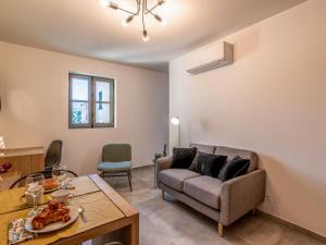 科尔特Apartment Padova T2 by Interhome的客厅配有沙发和桌子