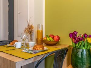 科尔特Apartment Padova T2 by Interhome的一张桌子,上面有一盘食物和花瓶