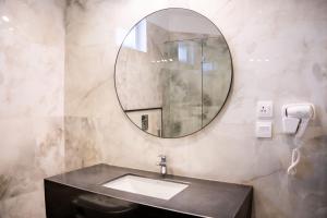 伊斯兰堡Hillside Residence E-7 by Paramount Hospitality的一间带水槽和镜子的浴室