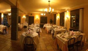 列斯马拉朵酒店的一间设有白色桌椅和圣诞树的餐厅