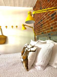 迪尔森-斯托科姆Vakantiehuis ABEL的床头灯和枕头