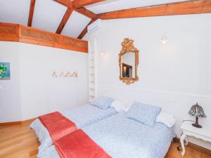 米哈斯Cubo's Villa La Gitanilla的一间卧室设有两张床,墙上设有一面镜子