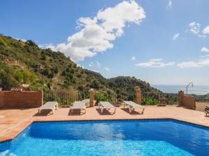 米哈斯Cubo's Villa La Gitanilla的山景游泳池