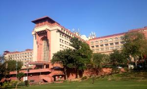 新德里新德里阿育王酒店的一座大建筑,前面有一个钟楼