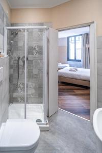 圣雷莫Hotel Globo Suite-Correnti hotels的带淋浴和卫生间的浴室以及一间卧室。