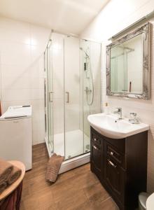 尤尔马拉金塔尔斯度假屋的一间带水槽和淋浴的浴室