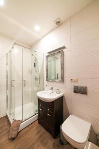 尤尔马拉金塔尔斯度假屋的一间带水槽、淋浴和卫生间的浴室