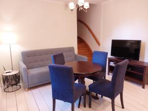 尤尔马拉金塔尔斯度假屋的客厅配有桌椅和沙发