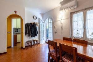 马里纳迪马萨Casa Valdosti的一间带桌椅和窗户的用餐室