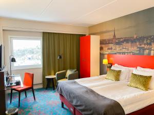 斯德哥尔摩ProfilHotels Nacka的酒店客房设有一张大床和一张书桌。