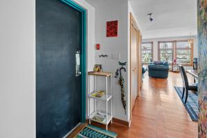 维多利亚Bridge View Suite by Iris Properties!的一间客厅、一个黑色的门和一个客厅