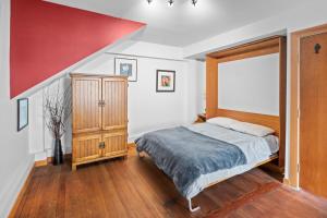 维多利亚Bridge View Suite by Iris Properties!的一间卧室配有一张床和一个木制梳妆台