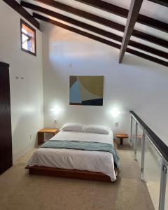泰巴Taiba Beach Resort - Apt Duplex Novo的一间白色客房内的床铺卧室