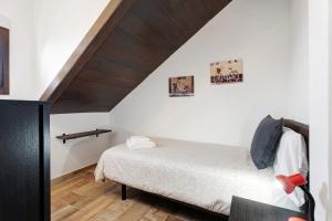 TigadayVilla Luisa en Frontera的一间卧室设有一张木天花板床。