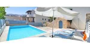 皮索利瓦迪Villa Danae - Seaside Villa with Pool & Hot Tub的一个带遮阳伞、两把椅子和遮阳伞的游泳池