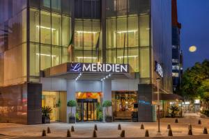 墨西哥城Le Méridien Mexico City Reforma的建筑前有标志的商店