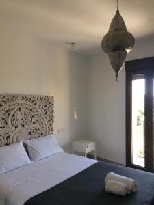 阿尔奇多纳Casa Rural - Santo Domingo Rural的一间卧室设有一张大床和一个窗户。