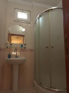 特拉布宗BEŞ YILDIZ APART的带淋浴、盥洗盆和镜子的浴室