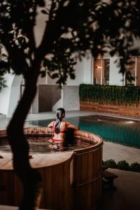 拉梅戈兰莫格酒店的坐在游泳池前喷泉中的女人