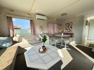 Caravans 10 min to Tsonevo Lake & 35 min to Black Sea的客厅配有沙发和桌子