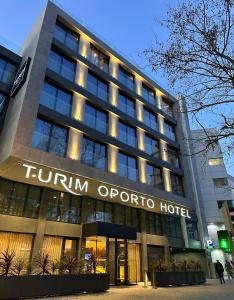 波尔图TURIM Oporto Hotel的一间酒店,上面写着一个旋转酒店