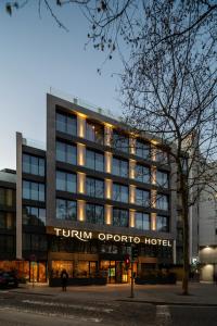 波尔图TURIM Oporto Hotel的一座办公楼,与酒店图尼诺阿普里科酒店