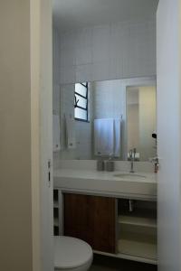 里约热内卢Art Inn Porto的一间带水槽、卫生间和镜子的浴室