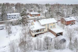 万塔Grand Villa Kivistö near Helsinki airport的雪覆盖的房子的空中景色