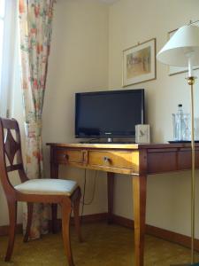 维斯洛赫弗雷霍夫旅馆的客房设有书桌、电视和椅子