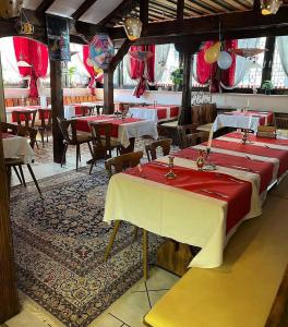 美因河畔霍海姆Hotel & Restaurant Main Taunus的餐厅的一排桌子,有红色桌布