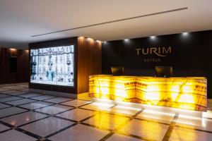 波尔图TURIM Oporto Hotel的酒店大堂,墙上有标志