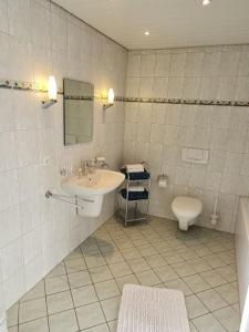 格拉德贝克ElHa's FeWo的一间带水槽和卫生间的浴室