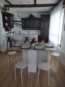 雷东德拉A Casa do Choco的一间厨房,里面配有一张桌子和凳子