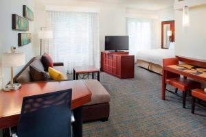 罗阿诺Residence Inn by Marriott Roanoke Airport的酒店客房配有一张床、一张沙发和一张书桌。