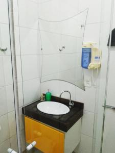 布卢梅瑙Espaço aconchegante Blumenau的一间带水槽和镜子的浴室