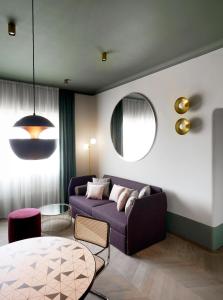 罗马Palazzo Velabro, a Member of Design Hotels的客厅配有沙发和桌子
