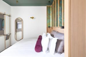 罗马Palazzo Velabro, a Member of Design Hotels的酒店客房,配有一张紫色袜子床