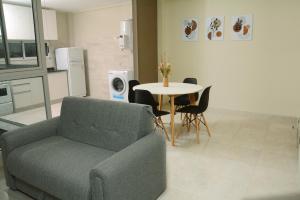 孔斯蒂图西翁镇Villa Apart Center的客厅配有沙发和桌椅