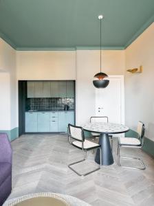 罗马Palazzo Velabro, a Member of Design Hotels的配有桌椅和厨房的房间