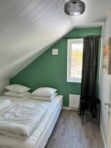 菲奈斯达伦Fjällstugan i Funäsdalen的卧室配有白色的床和窗户。