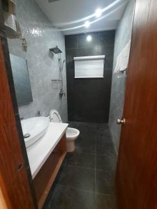 GubatPipa de Playa Resort Café的浴室配有白色水槽和卫生间。