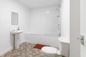 蒂斯河畔斯托克顿Yarm Lane Apartments - Stockton Town Centre的白色的浴室设有卫生间和水槽。