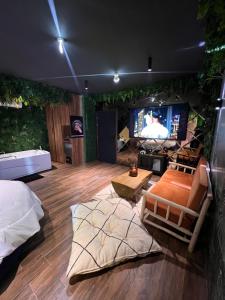 马拉喀什Jungle au centre de marrakech avec Jacuzzi !的客厅配有家具和电视。