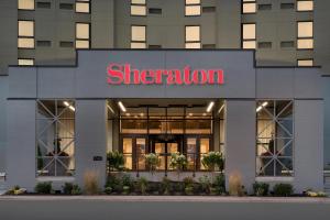 麦迪逊Sheraton Madison Hotel的一座小房子前面的商店