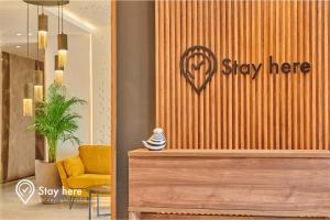 拉巴特Stayhere Rabat - Hay Riad - Sophisticated Residence的商店前方有标志,上面写着