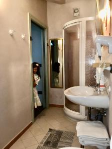 布伦托尼科莫妮卡别墅住宿加早餐旅馆的一位女性拍着带水槽的浴室的照片